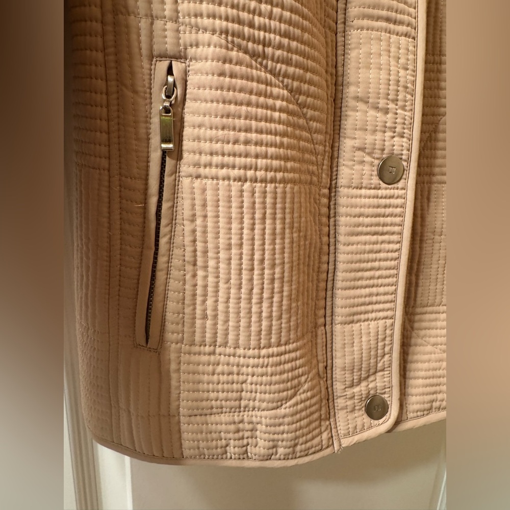 NWOT Tan Quilted Women’s Jacket Size PS
Water Resistant - Picture 5 of 12